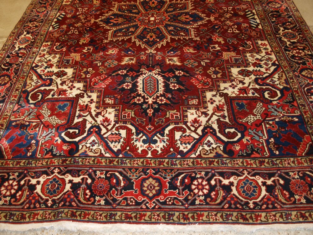 ANTIQUE PERSIAN HERIZ CARPET WITH GREAT COLOUR, EXCELLENT CONDITION, IDEAL FURNISHING CARPET, CIRCA 1920. View VII