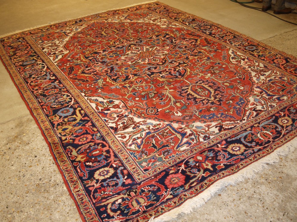 ANTIQUE PERSIAN HERIZ CARPET, SOFT TERRACOTTA RED FIELD, EXCELLENT CONDITION, CIRCA 1900/20.