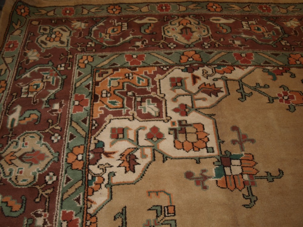 OLD TURKISH OUSHAK DESIGN CARPET, LARGE SIZE AND SOFT COLOURS, CIRCA 1920. View II