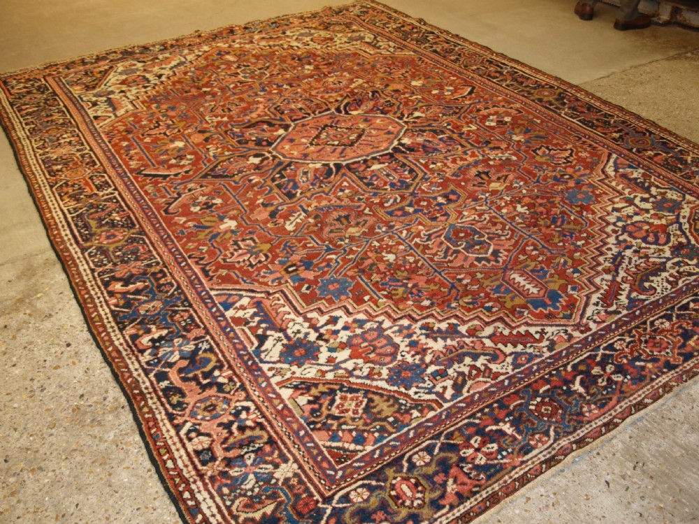 ANTIQUE PERSIAN HERIZ CARPET, MEDALLION DESIGN, SOFT COLOURS, IDEAL FURNISHING CARPET, CIRCA 1920.