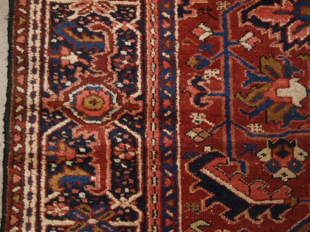 ANTIQUE PERSIAN HERIZ CARPET, MEDALLION DESIGN, SOFT COLOURS, IDEAL FURNISHING CARPET, CIRCA 1920. View II