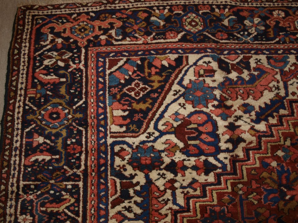 ANTIQUE PERSIAN HERIZ CARPET, MEDALLION DESIGN, SOFT COLOURS, IDEAL FURNISHING CARPET, CIRCA 1920. View III