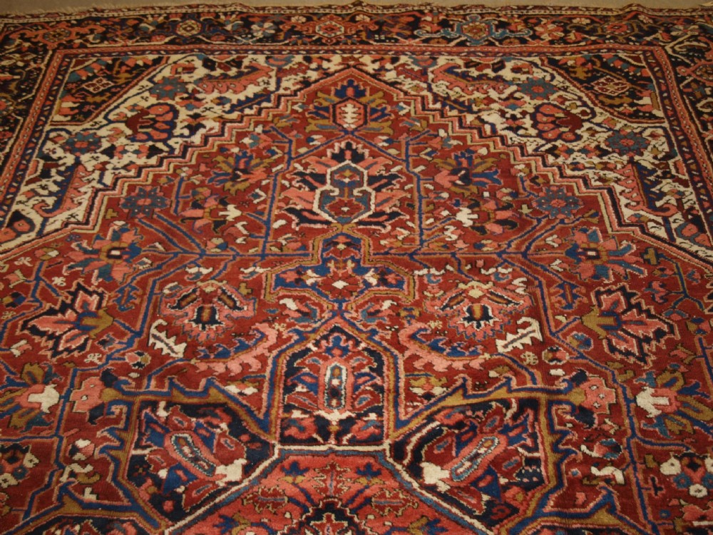 ANTIQUE PERSIAN HERIZ CARPET, MEDALLION DESIGN, SOFT COLOURS, IDEAL FURNISHING CARPET, CIRCA 1920. View IV