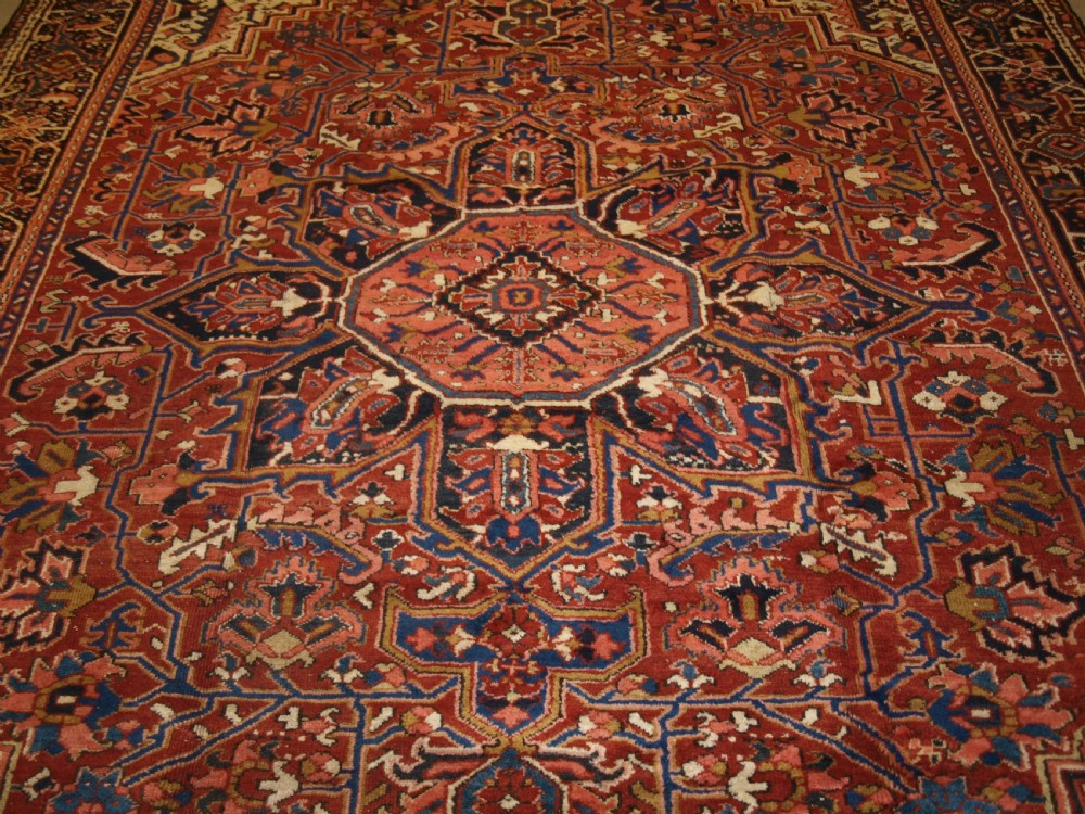 ANTIQUE PERSIAN HERIZ CARPET, MEDALLION DESIGN, SOFT COLOURS, IDEAL FURNISHING CARPET, CIRCA 1920. View V