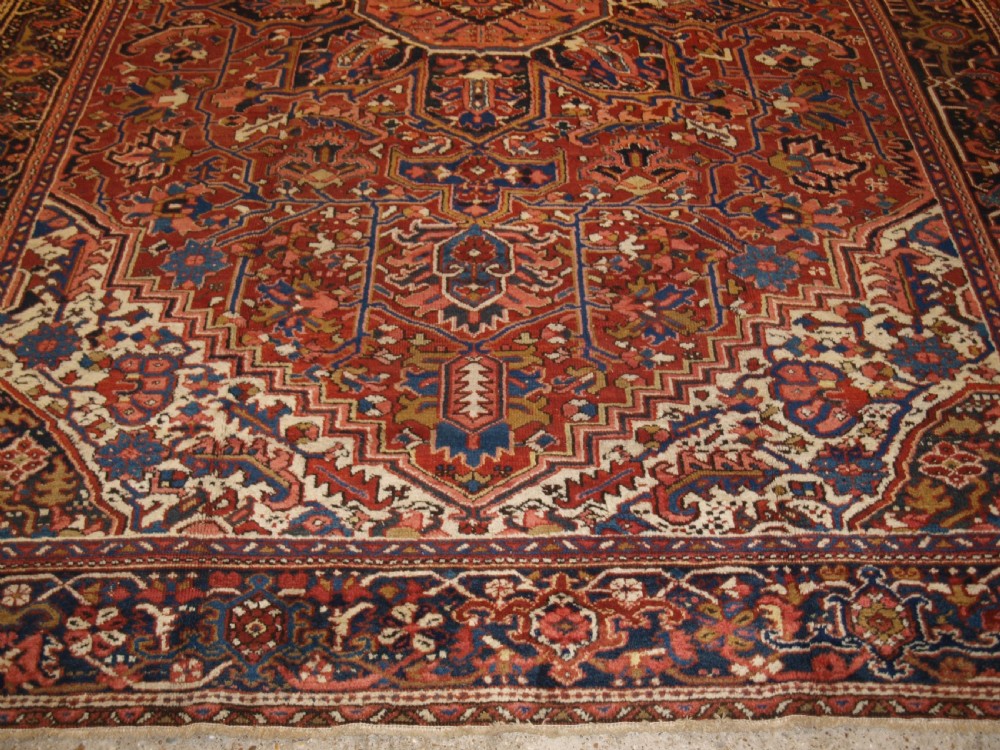 ANTIQUE PERSIAN HERIZ CARPET, MEDALLION DESIGN, SOFT COLOURS, IDEAL FURNISHING CARPET, CIRCA 1920. View VI