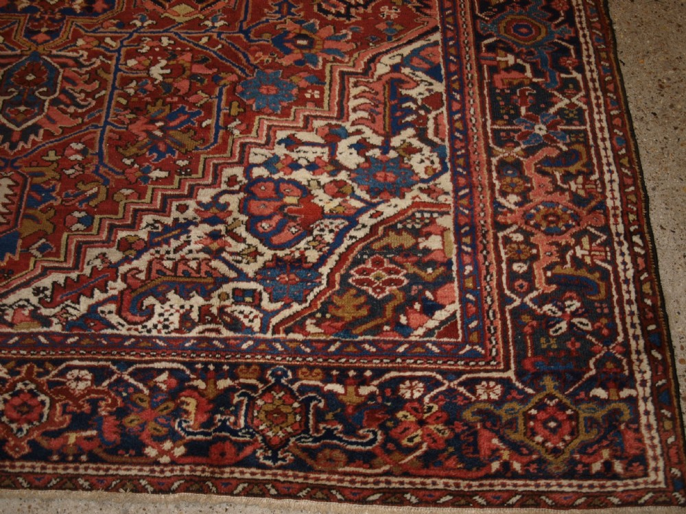 ANTIQUE PERSIAN HERIZ CARPET, MEDALLION DESIGN, SOFT COLOURS, IDEAL FURNISHING CARPET, CIRCA 1920. View VII