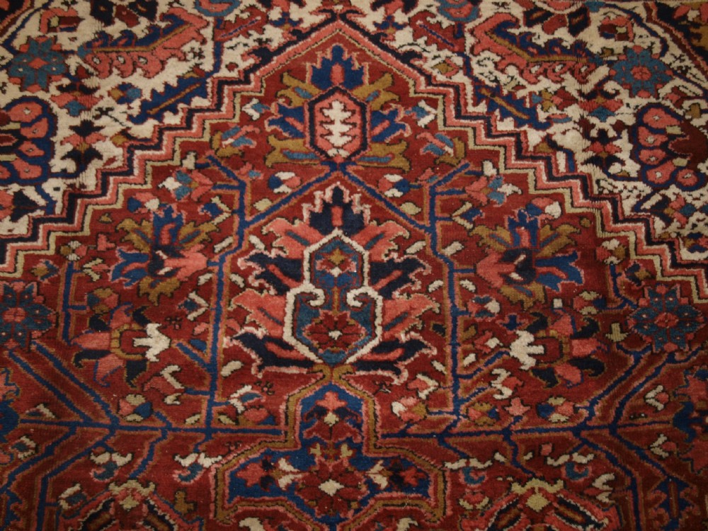 ANTIQUE PERSIAN HERIZ CARPET, MEDALLION DESIGN, SOFT COLOURS, IDEAL FURNISHING CARPET, CIRCA 1920. View VIII