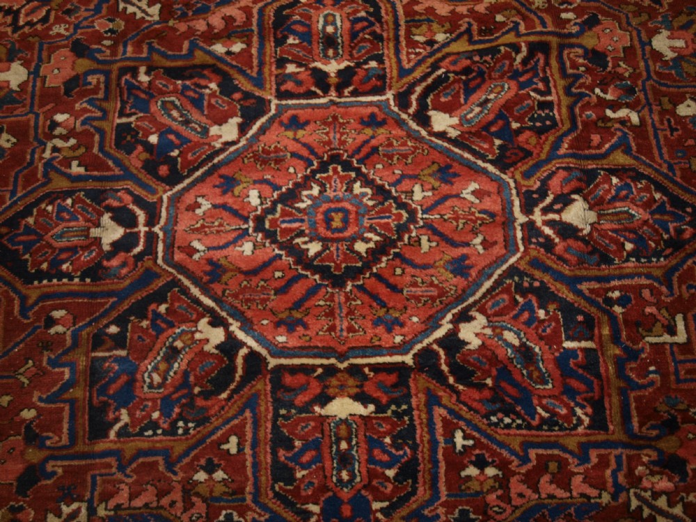 ANTIQUE PERSIAN HERIZ CARPET, MEDALLION DESIGN, SOFT COLOURS, IDEAL FURNISHING CARPET, CIRCA 1920. View IX