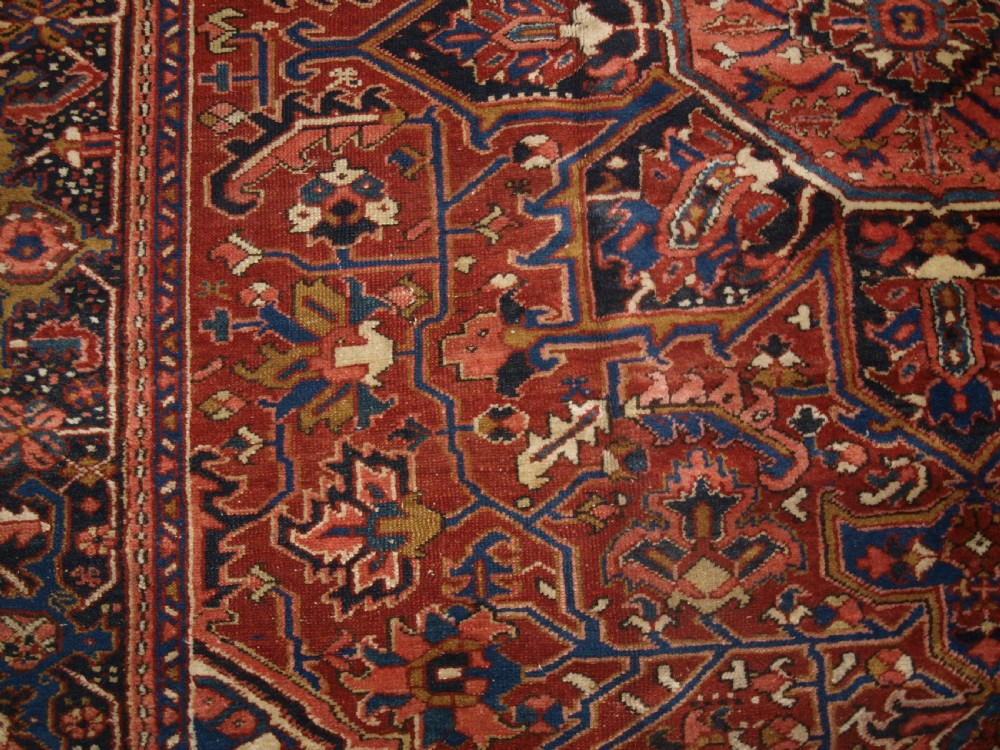 ANTIQUE PERSIAN HERIZ CARPET, MEDALLION DESIGN, SOFT COLOURS, IDEAL FURNISHING CARPET, CIRCA 1920. View X