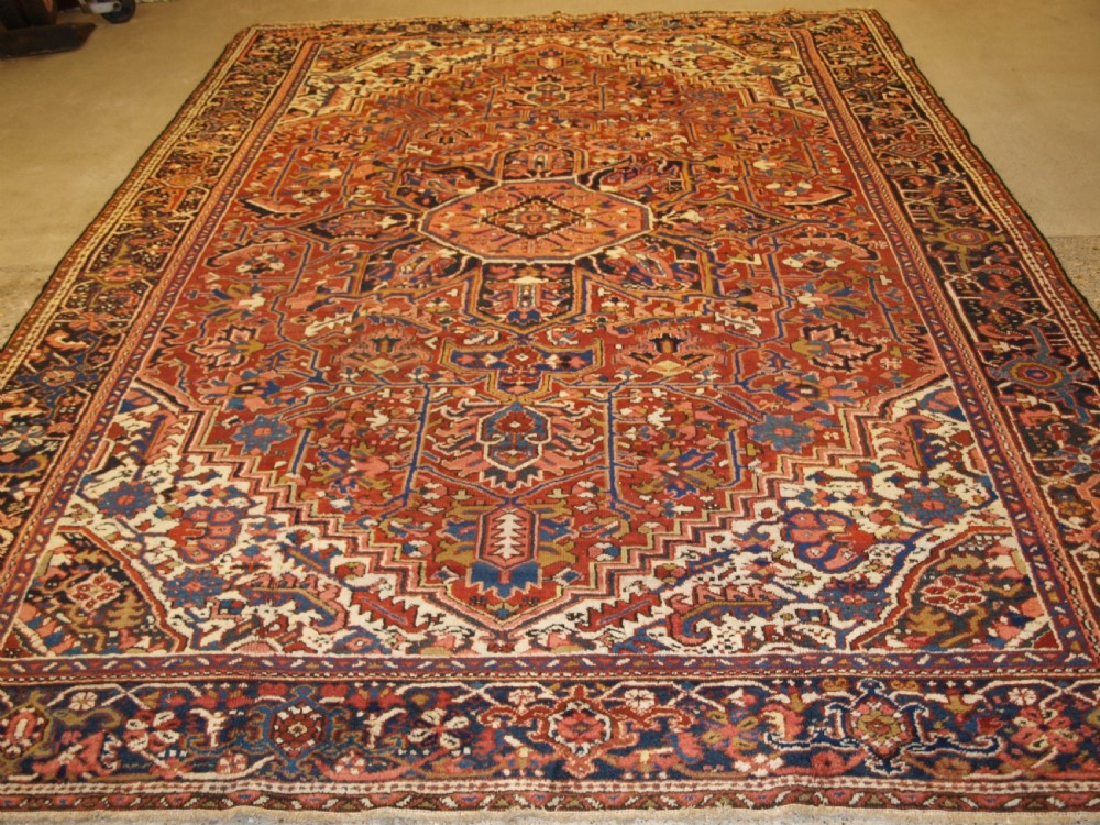 ANTIQUE PERSIAN HERIZ CARPET, MEDALLION DESIGN, SOFT COLOURS, IDEAL FURNISHING CARPET, CIRCA 1920. View XI