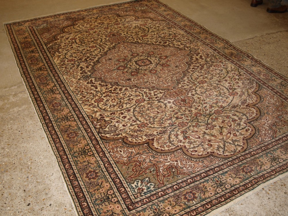 OLD TURKISH KAYSERI CARPET WITH LARGE MEDALLION DESIGN, GREAT CONDITION, CIRCA 1920.