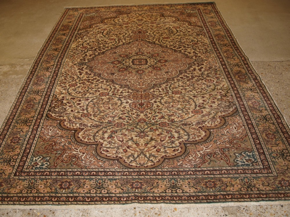 OLD TURKISH KAYSERI CARPET WITH LARGE MEDALLION DESIGN, GREAT CONDITION, CIRCA 1920. View X