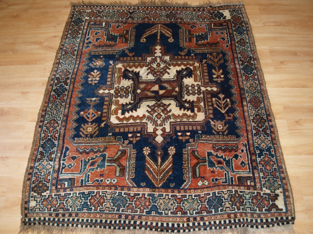 ANTIQUE RUG BY THE LURI TRIBE, SMALL TRIBAL RUG, CIRCA 1900.