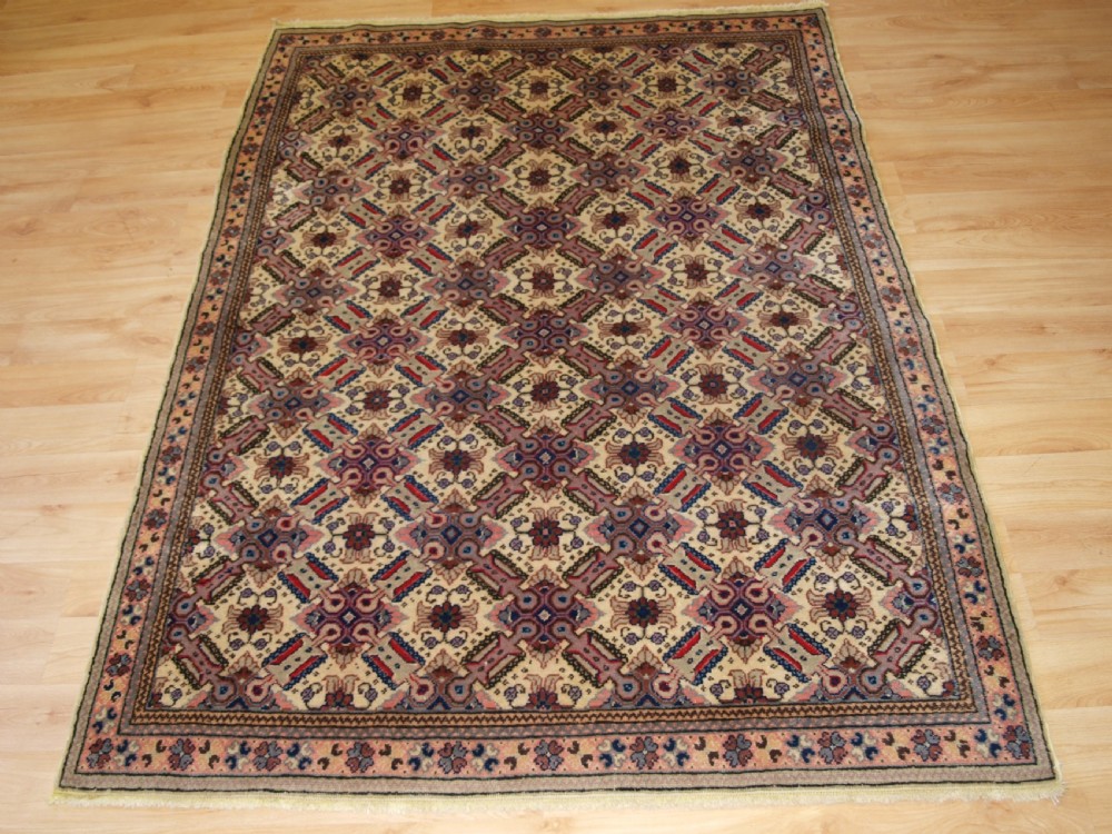 OLD TURKISH KAYSERI RUG WITH LATTICE DESIGN, FINE WEAVE AND SOFT COLOUR, CIRCA 1920.