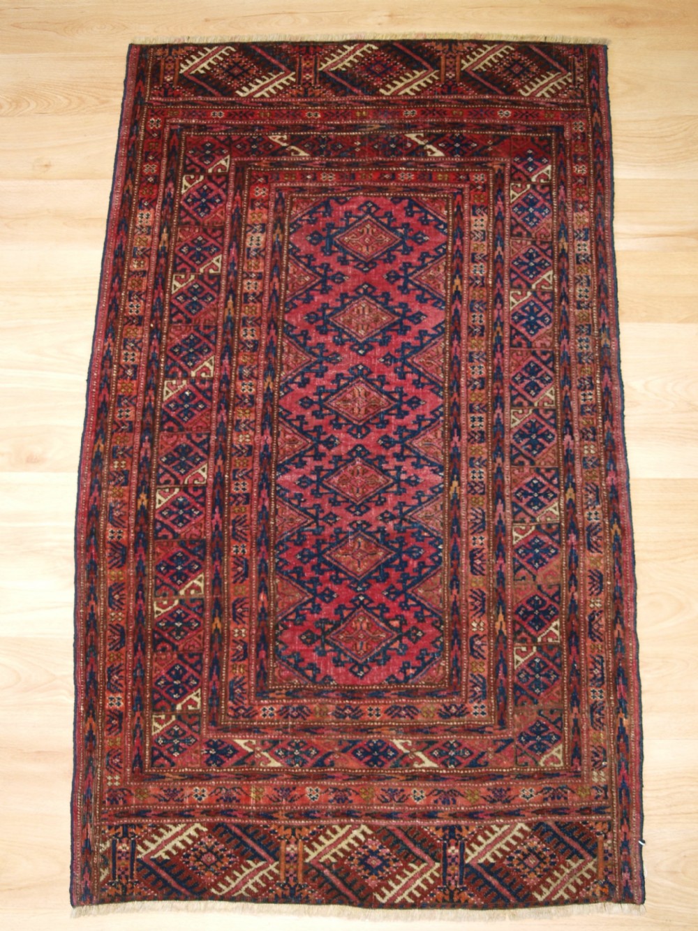 ANTIQUE SARYK TURKMEN RUG OF VERY SMALL SIZE, COCHINEAL DYES, CIRCA 1900.
