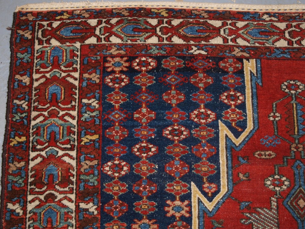 ANTIQUE MAZLAHAN VILLAGE RUG OF CLASSIC DESIGN, CIRCA 1900/20. View II