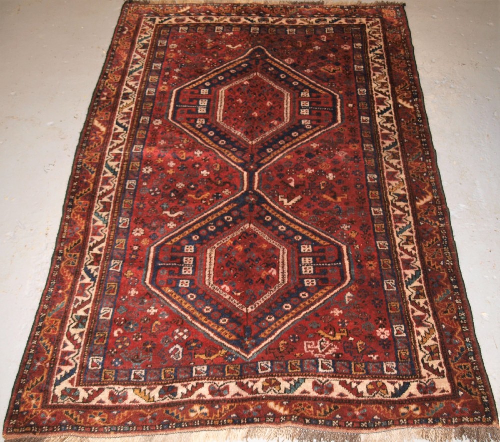 OLD SOUTH WEST PERSIAN TRIBAL DESIGN SHIRAZ RUG, THICK HEAVY PILE, CIRCA 1920.
