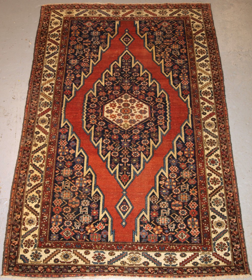 ANTIQUE MAZLAHAN RUG, TRADITIONAL DESIGN, GOOD COLOUR, CIRCA 1920.