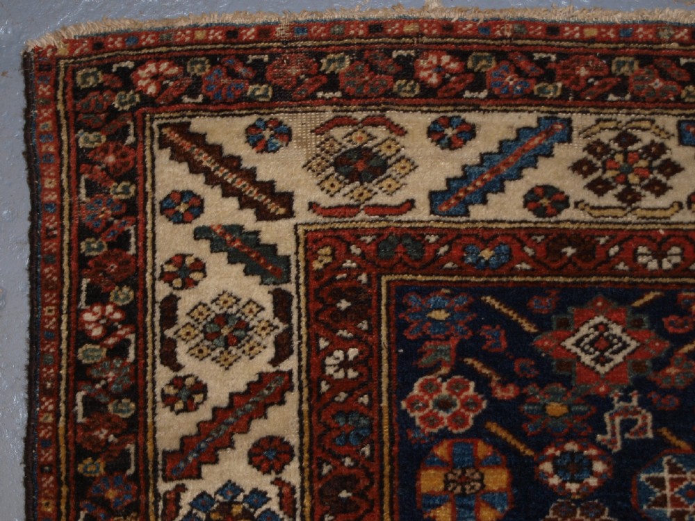 ANTIQUE MAZLAHAN RUG, TRADITIONAL DESIGN, GOOD COLOUR, CIRCA 1920. View II