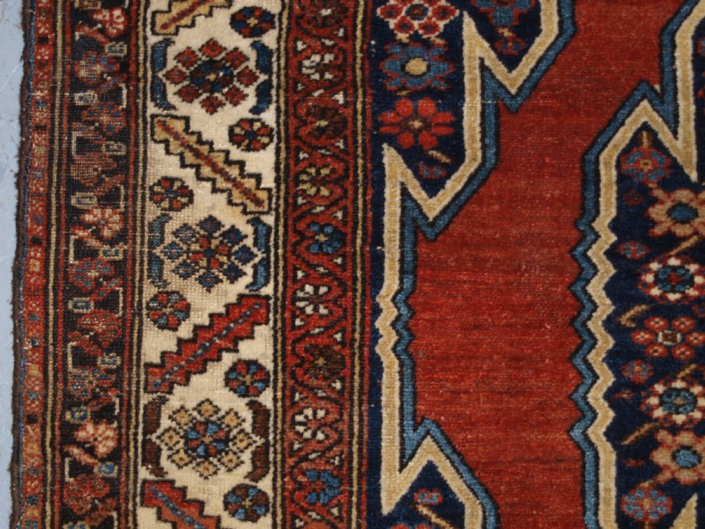 ANTIQUE MAZLAHAN RUG, TRADITIONAL DESIGN, GOOD COLOUR, CIRCA 1920. View III
