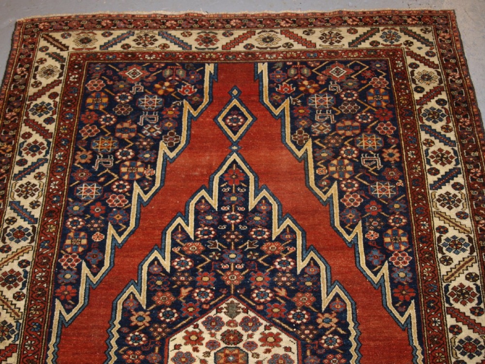 ANTIQUE MAZLAHAN RUG, TRADITIONAL DESIGN, GOOD COLOUR, CIRCA 1920. View IV