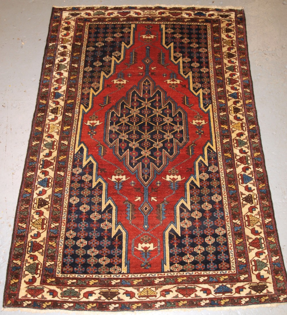 ANTIQUE MAZLAHAN VILLAGE RUG, TRADITIONAL DESIGN, CIRCA 1920.
