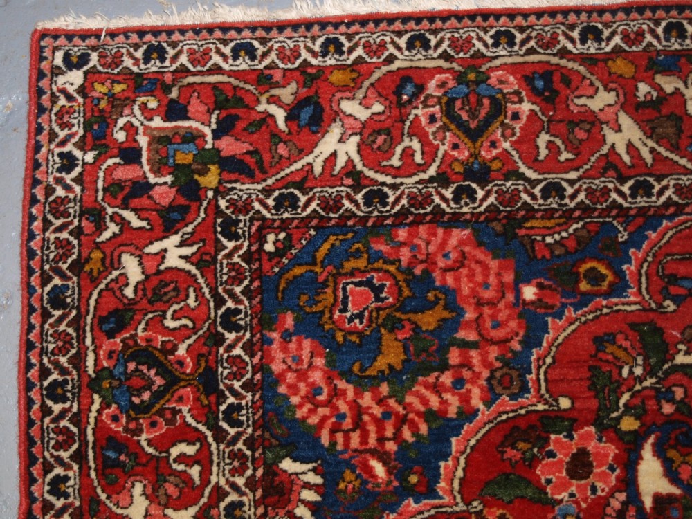 ANTIQUE PERSIAN BAKHTIARI VILLAGE RUG, FLORAL MEDALLION DESIGN, CIRCA 1920. View II