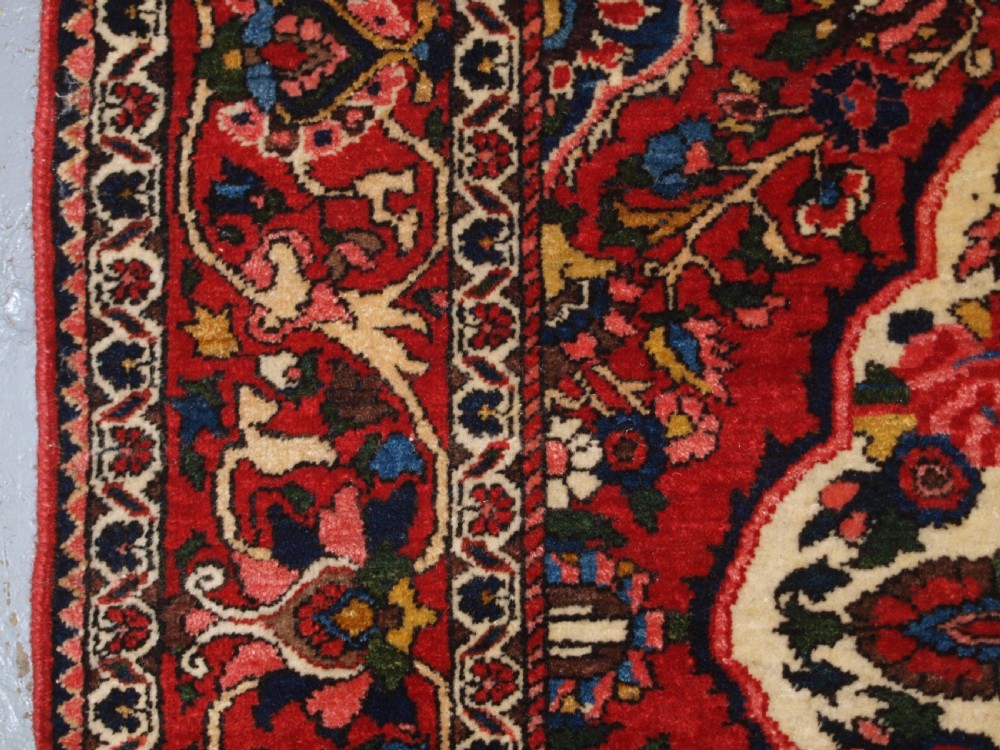 ANTIQUE PERSIAN BAKHTIARI VILLAGE RUG, FLORAL MEDALLION DESIGN, CIRCA 1920. View III
