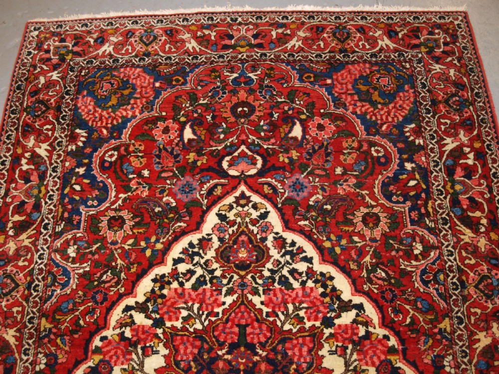 ANTIQUE PERSIAN BAKHTIARI VILLAGE RUG, FLORAL MEDALLION DESIGN, CIRCA 1920. View IV