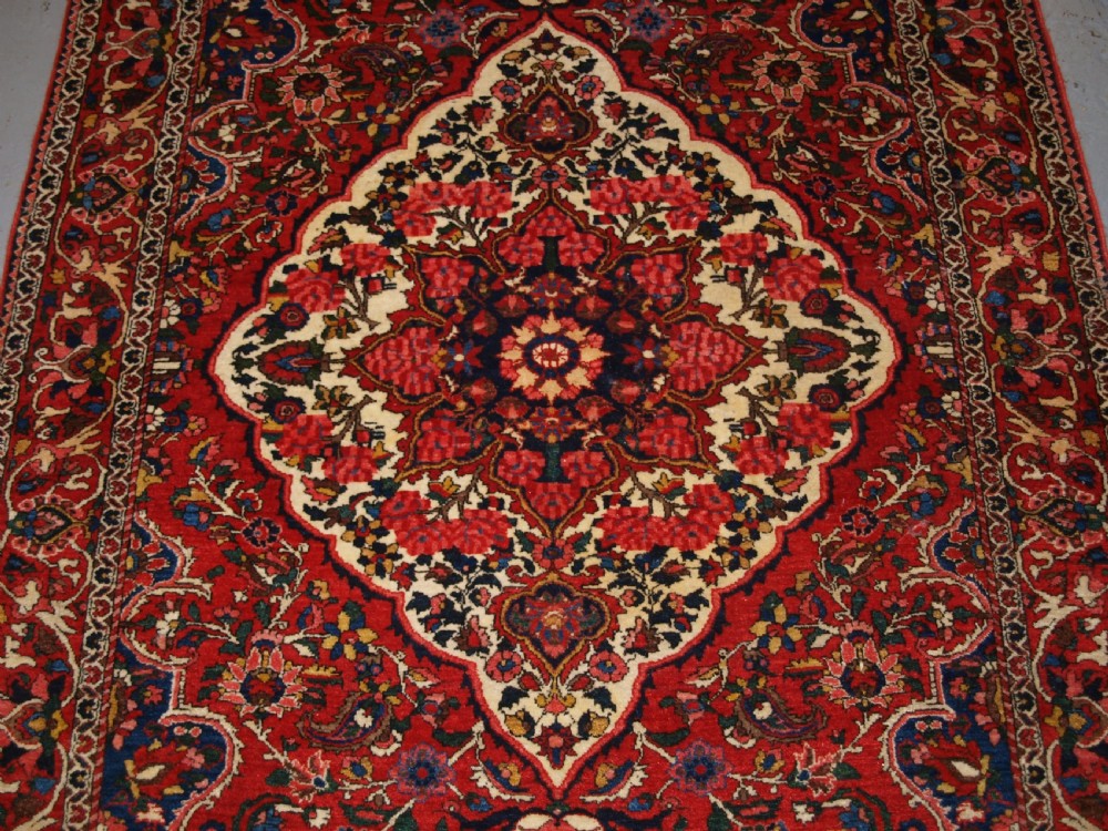 ANTIQUE PERSIAN BAKHTIARI VILLAGE RUG, FLORAL MEDALLION DESIGN, CIRCA 1920. View V