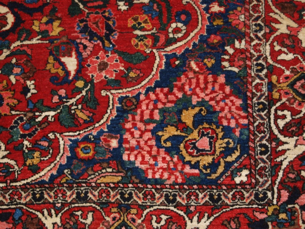 ANTIQUE PERSIAN BAKHTIARI VILLAGE RUG, FLORAL MEDALLION DESIGN, CIRCA 1920. View IX