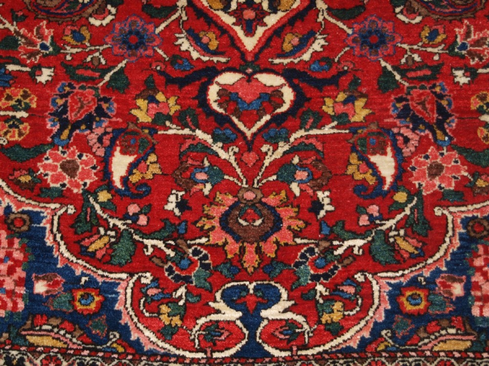 ANTIQUE PERSIAN BAKHTIARI VILLAGE RUG, FLORAL MEDALLION DESIGN, CIRCA 1920. View X