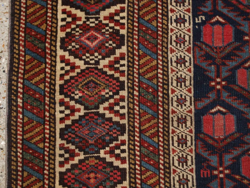 ANTIQUE CAUCASIAN SHIRVAN RUG WITH LATTICE DESIGN FILLED WITH TULIPS, LATE 19TH CENTURY. View III