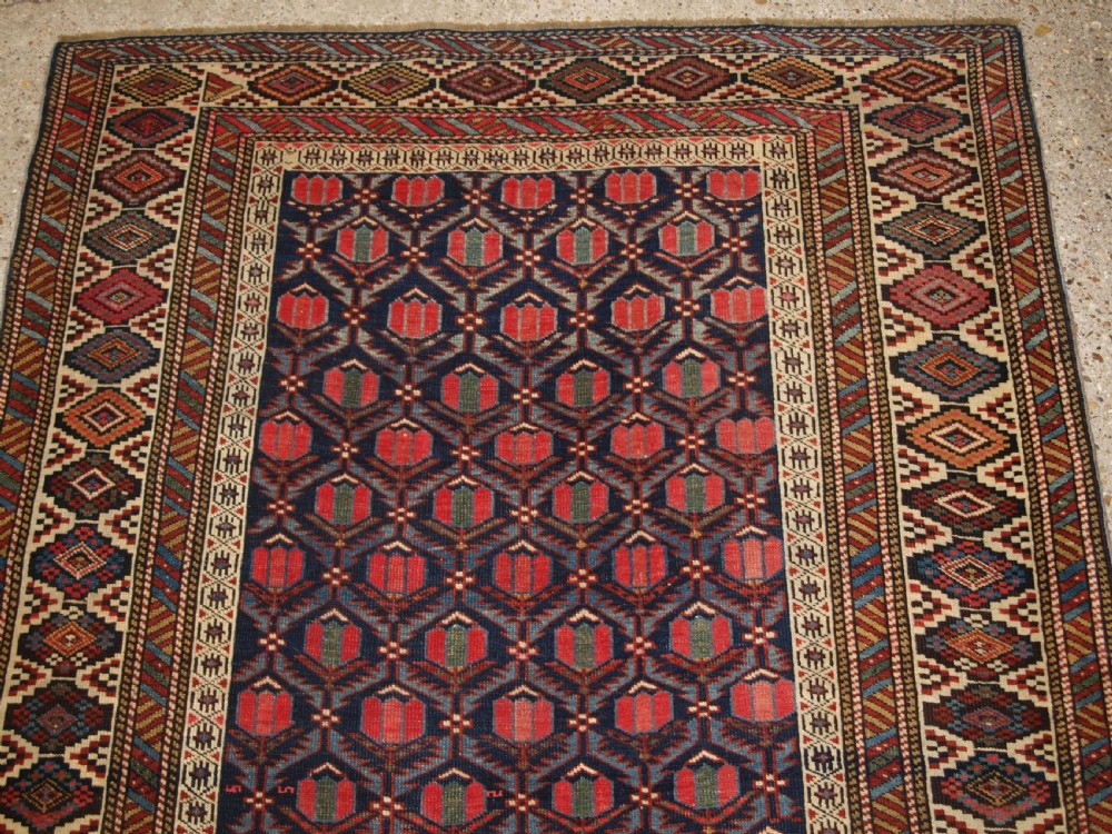 ANTIQUE CAUCASIAN SHIRVAN RUG WITH LATTICE DESIGN FILLED WITH TULIPS, LATE 19TH CENTURY. View IV