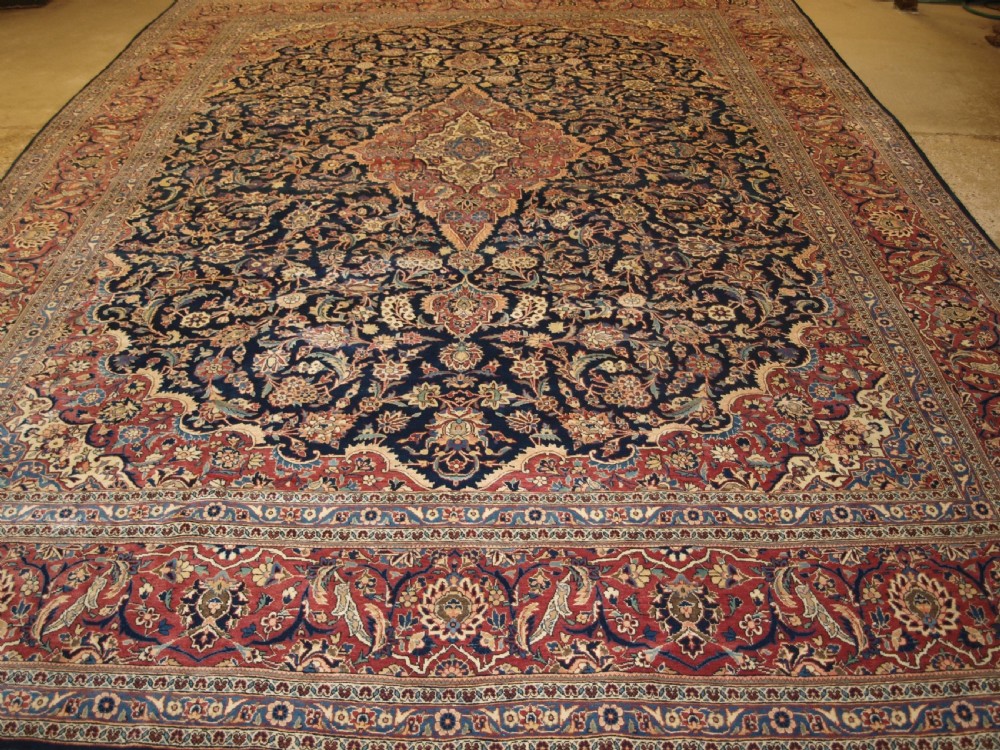 ANTIQUE CARPET OF CLASSIC MEDALLION DESIGN, CIRCA 1900/20.