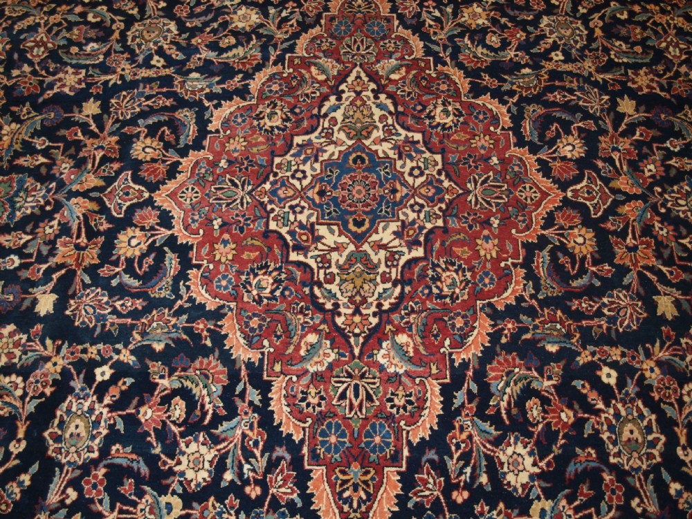 ANTIQUE CARPET OF CLASSIC MEDALLION DESIGN, CIRCA 1900/20. View X
