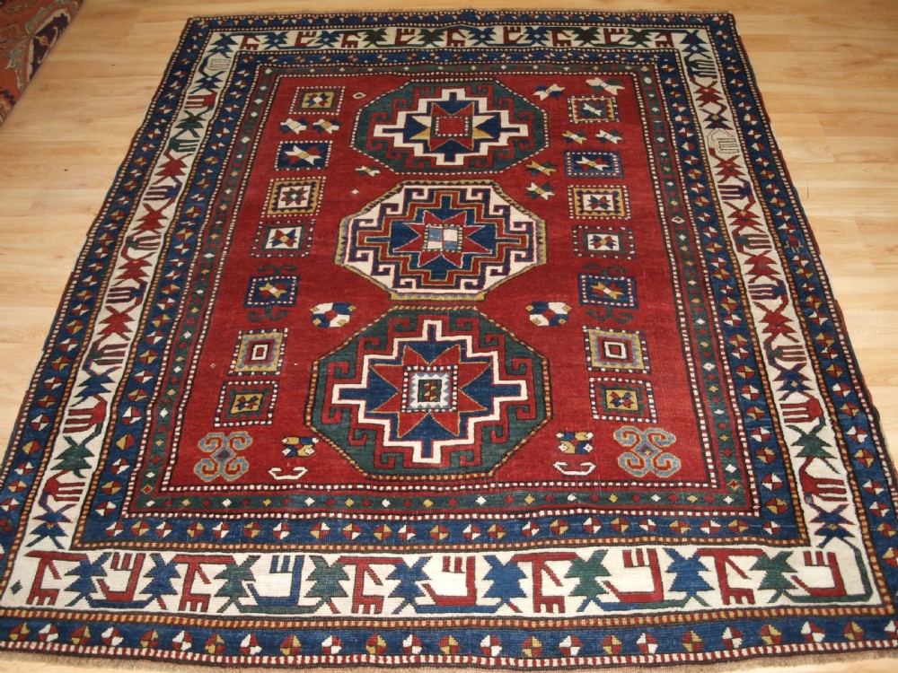 ANTIQUE CAUCASIAN KAZAK RUG WITH MEMLINC GULS, SUPERB BORDER, LATE 19TH CENTURY.