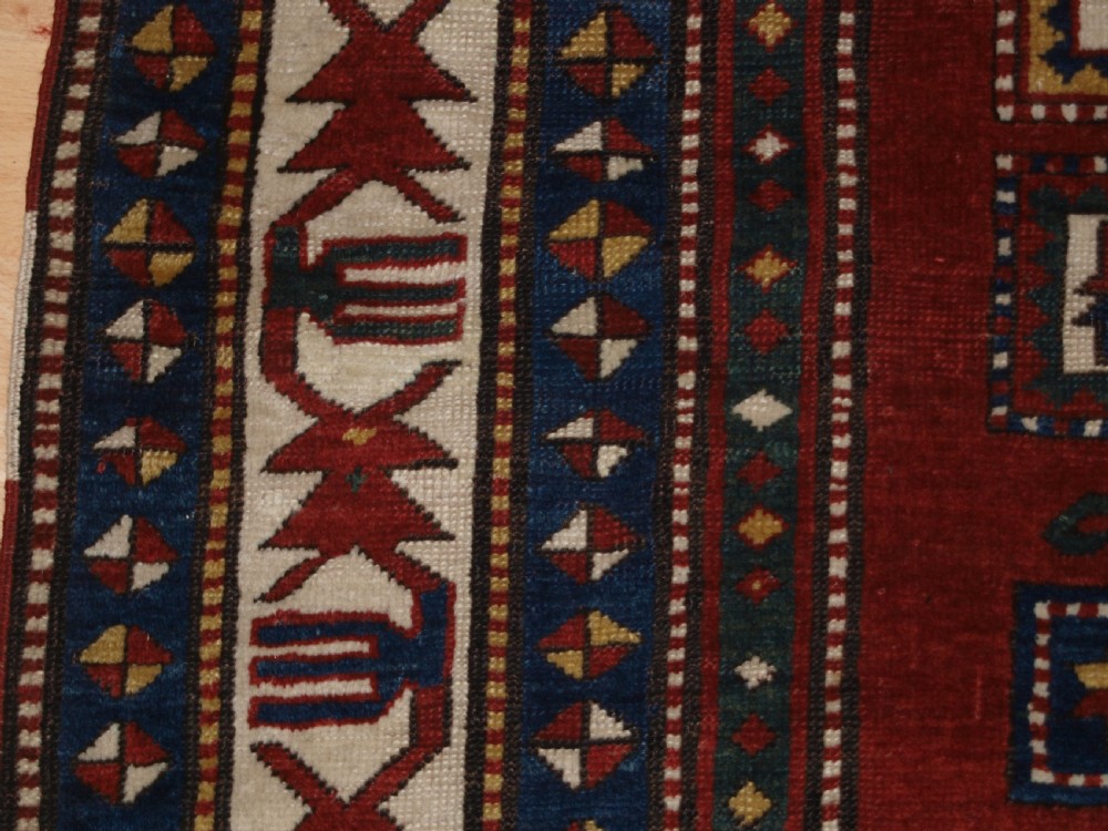 ANTIQUE CAUCASIAN KAZAK RUG WITH MEMLINC GULS, SUPERB BORDER, LATE 19TH CENTURY. View III