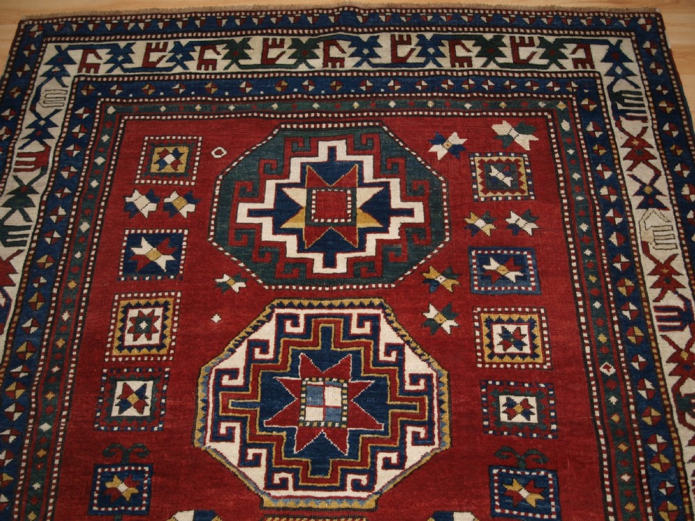 ANTIQUE CAUCASIAN KAZAK RUG WITH MEMLINC GULS, SUPERB BORDER, LATE 19TH CENTURY. View IV