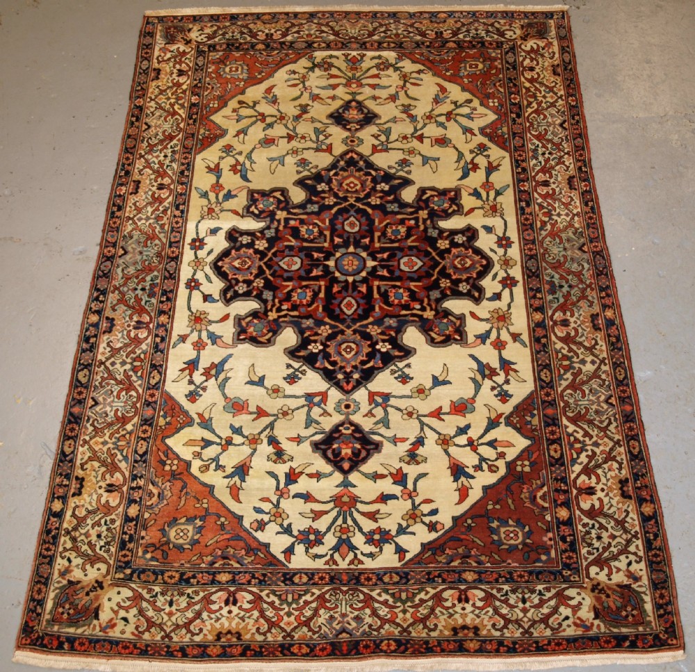 ANTIQUE PERSIAN SAROUK RUG, FLORAL DESIGN, FINE WEAVE, CIRCA 1900.