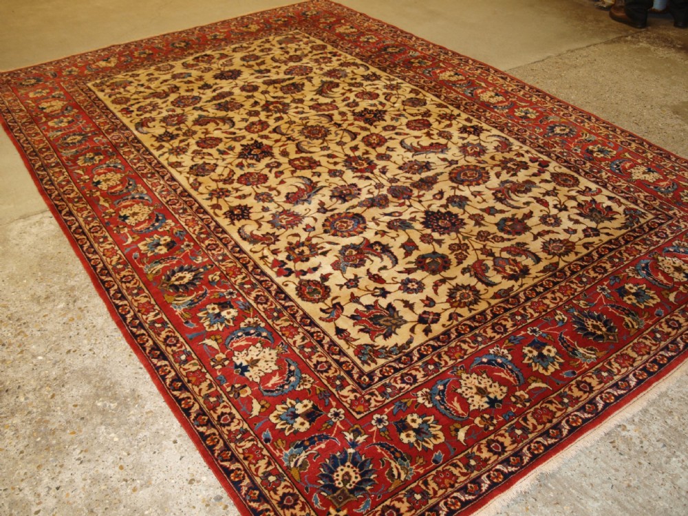 OLD ISFAHAN CARPET, FINE WEAVE WITH TRADITIONAL DESIGN, CIRCA 1920/30.