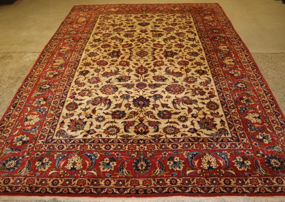 OLD ISFAHAN CARPET, FINE WEAVE WITH TRADITIONAL DESIGN, CIRCA 1920/30. View II