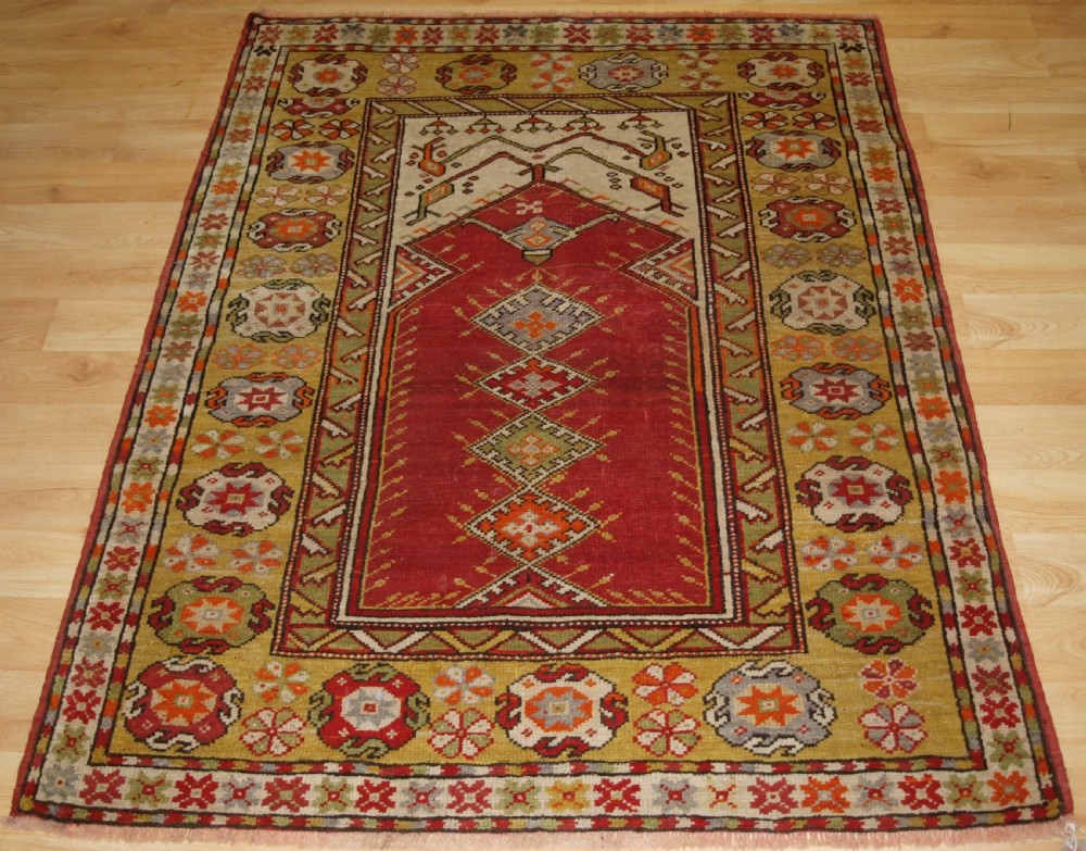 ANTIQUE TURKISH MILAS PRAYER RUG, TRADITIONAL DESIGN, CIRCA 1920.