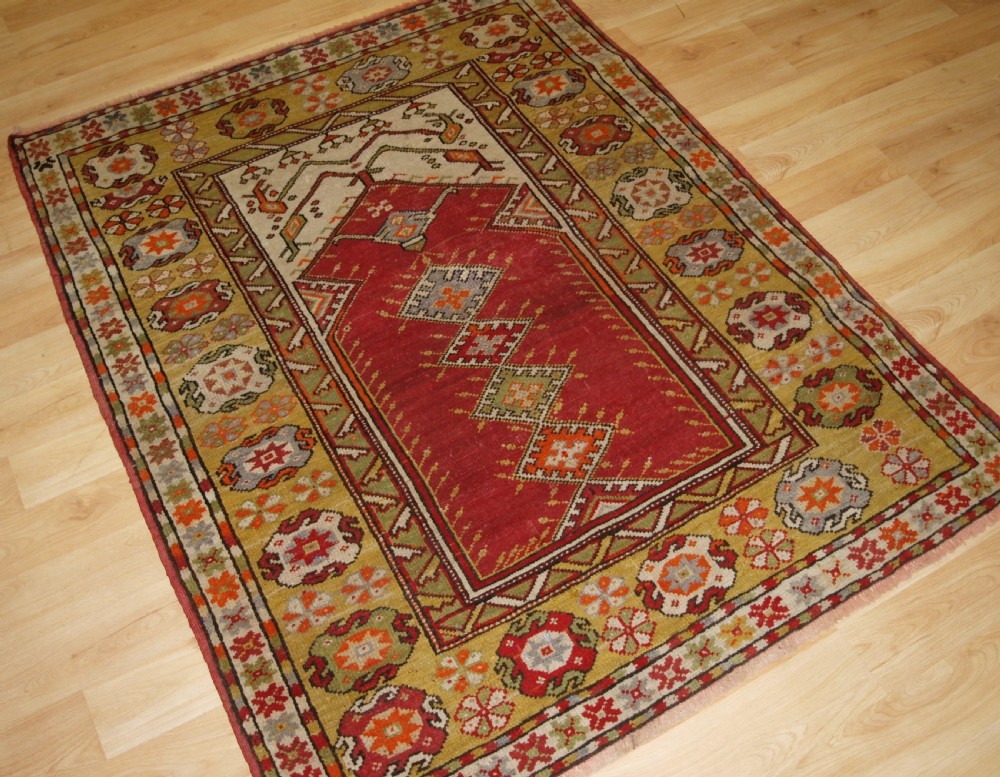 ANTIQUE TURKISH MILAS PRAYER RUG, TRADITIONAL DESIGN, CIRCA 1920. View II