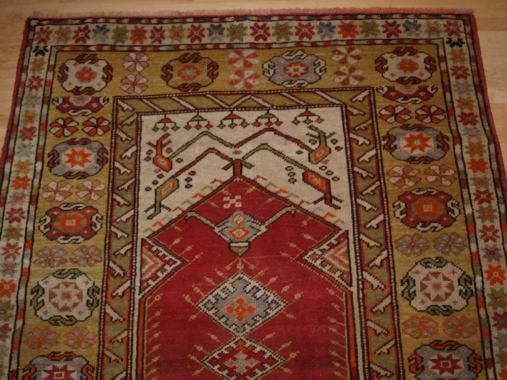 ANTIQUE TURKISH MILAS PRAYER RUG, TRADITIONAL DESIGN, CIRCA 1920. View IV