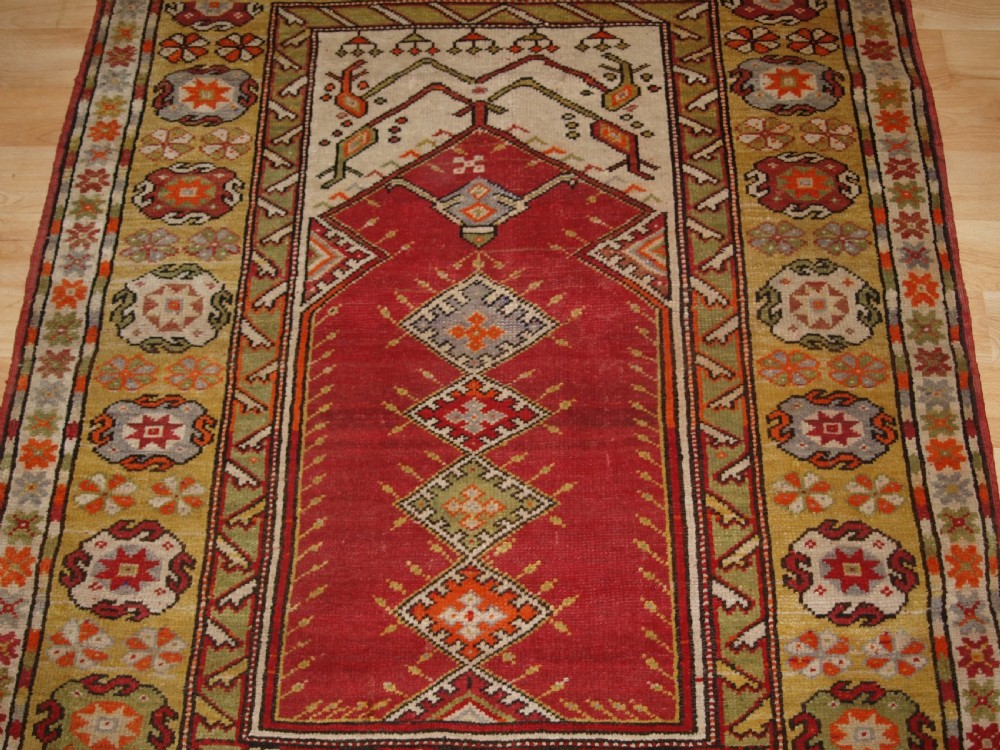 ANTIQUE TURKISH MILAS PRAYER RUG, TRADITIONAL DESIGN, CIRCA 1920. View V