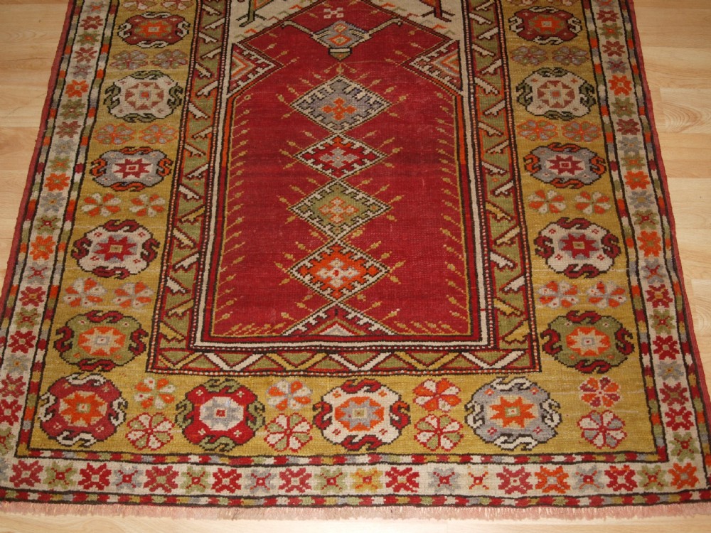 ANTIQUE TURKISH MILAS PRAYER RUG, TRADITIONAL DESIGN, CIRCA 1920. View VI