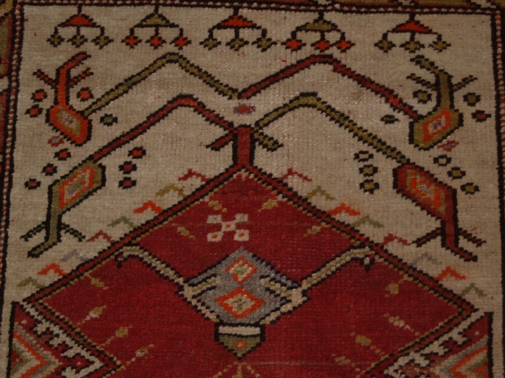 ANTIQUE TURKISH MILAS PRAYER RUG, TRADITIONAL DESIGN, CIRCA 1920. View VII