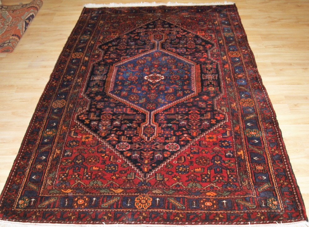 ANTIQUE NORTH WEST PERSIAN VILLAGE RUG, HAMADAN REGION, CIRCA 1920.