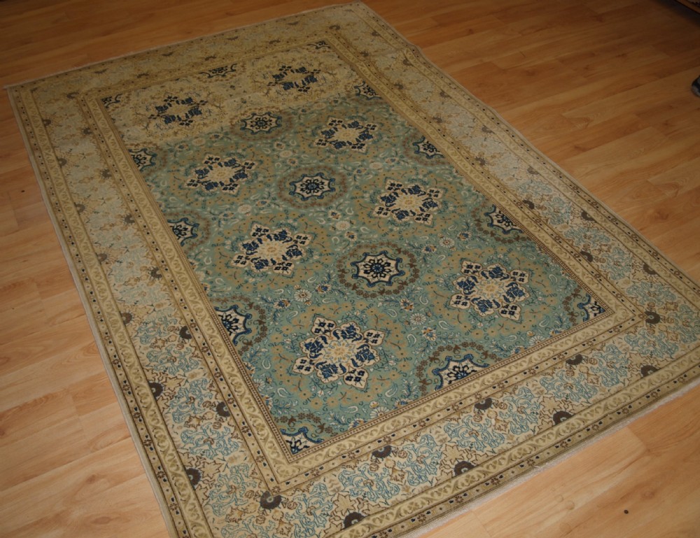ANTIQUE KASHAN RUG OF FINE WEAVE WTH SOFT COLOURS, CIRCA 1900/20.